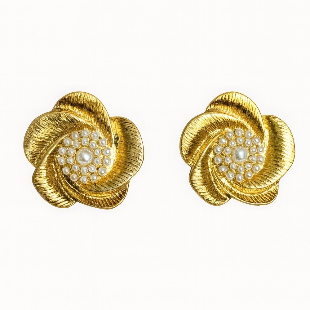 ⚜️ Elegant Gold and Pearl Flower Earrings